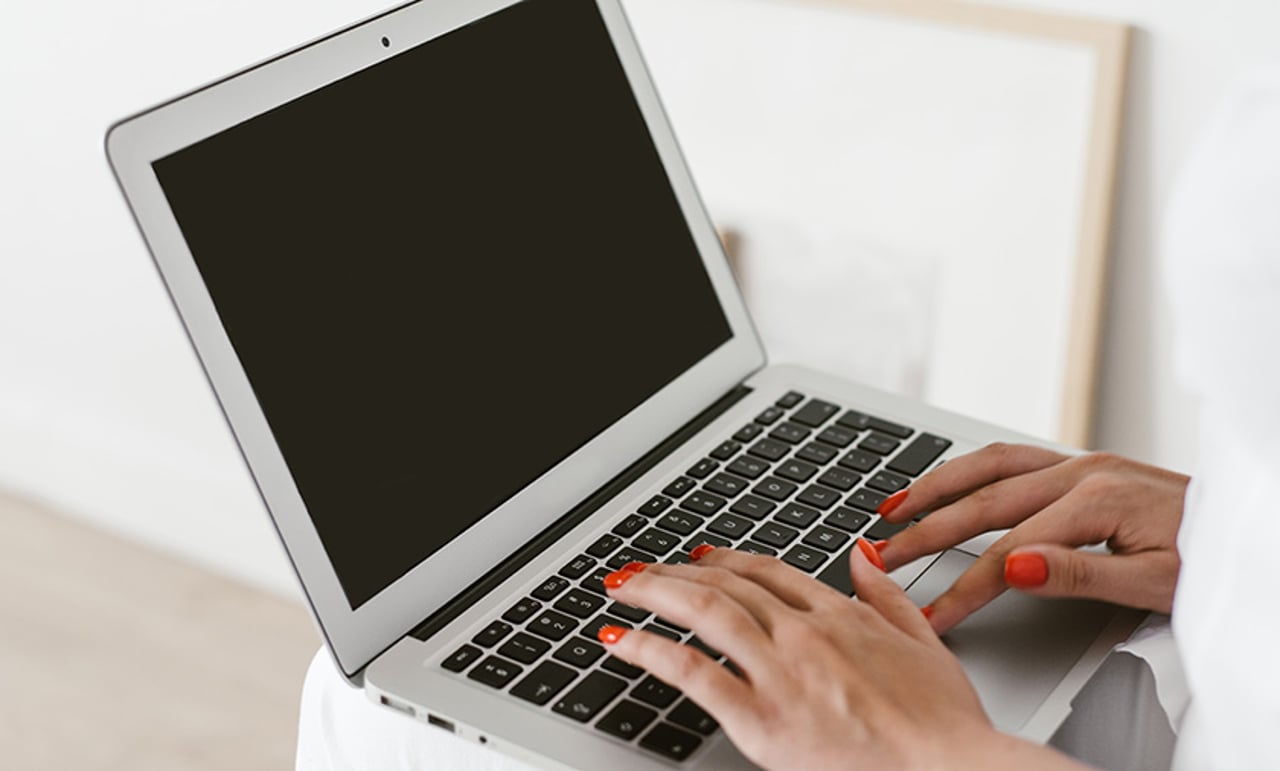 会話を通じて顧客をつかむ:CPaaSは、どのように真のオムニチャネルCXを生み出すか Woman Working With Laptop On Knees